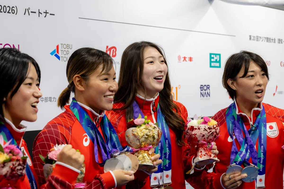 笑顔を見せる白井璃緒選手と競泳のメダリストたち