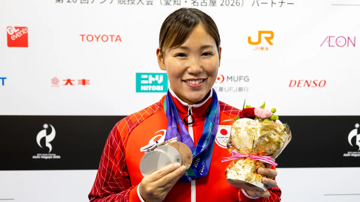 銀メダルと銅メダルを手にする競泳の白井璃緒選手