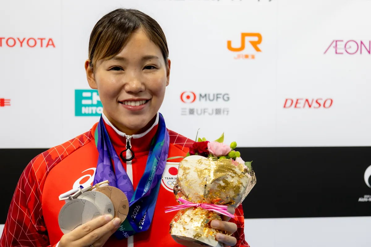 笑顔でメダルを見せる白井璃緒選手