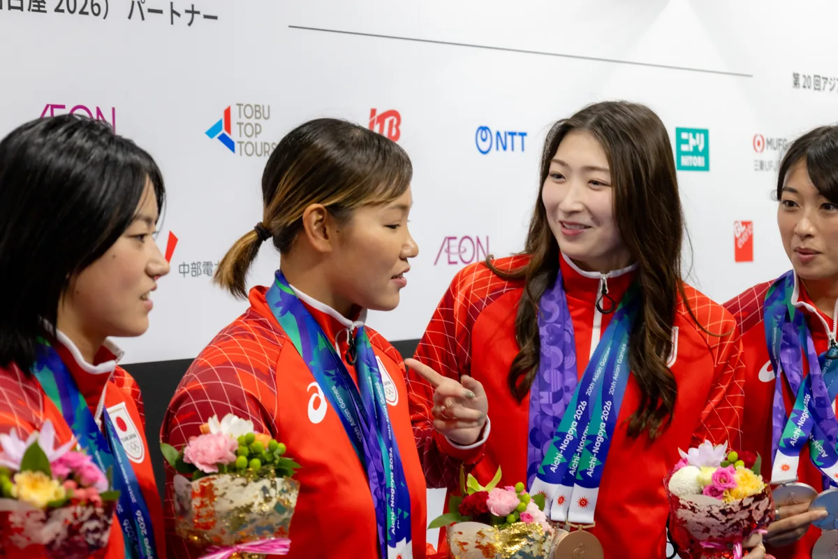 ミックスゾーンで言葉を交わす白井璃緒選手と競泳のメダリストたち