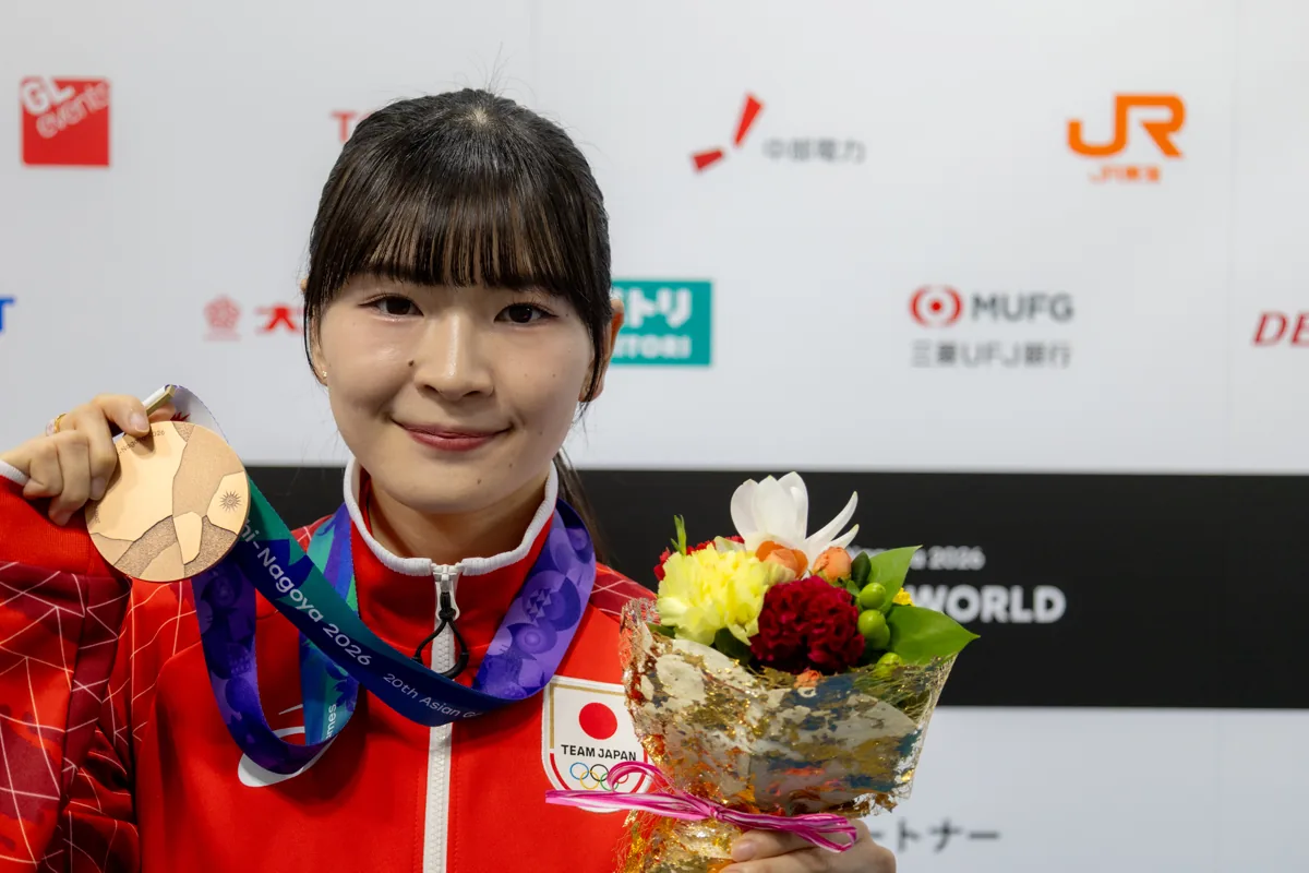 銅メダルを見せて笑顔の丹羽結子選手