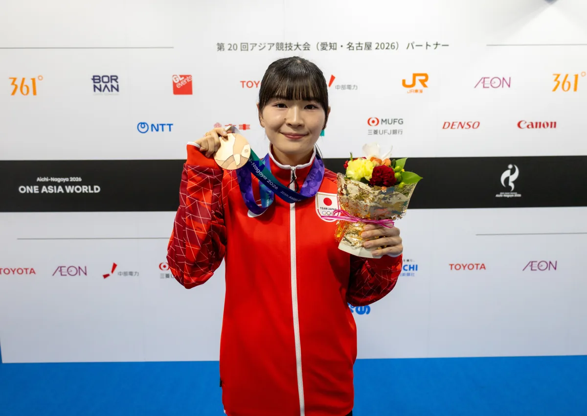 ミックスゾーンで銅メダルと花束を手にする丹羽結子選手