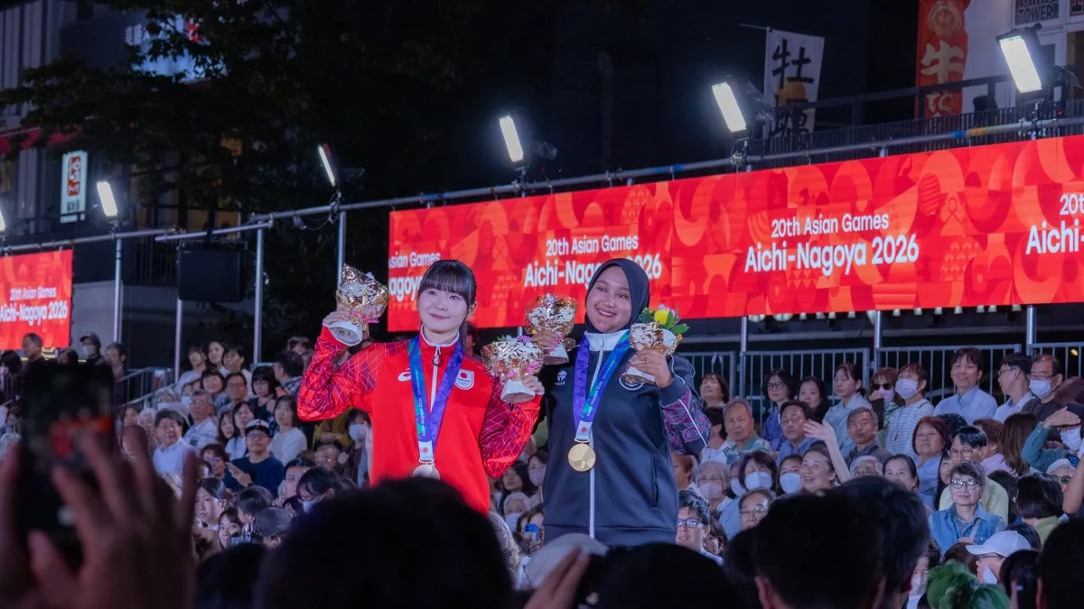 メダリストセレブレーションのランウェイで花束を掲げる丹羽結子選手とヌリサ選手