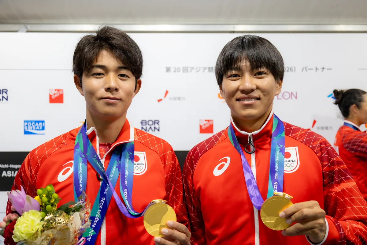 金メダルと花束を手に並ぶ楠原悠介選手と中川舜祐選手