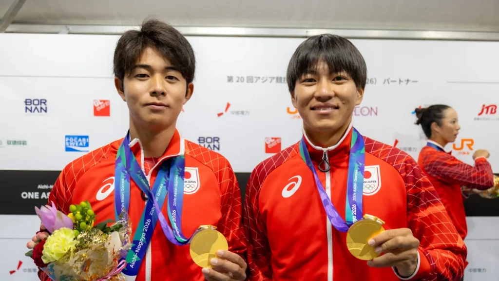 金メダルを手にするテニス男子ダブルスの楠原悠介選手と中川舜祐選手