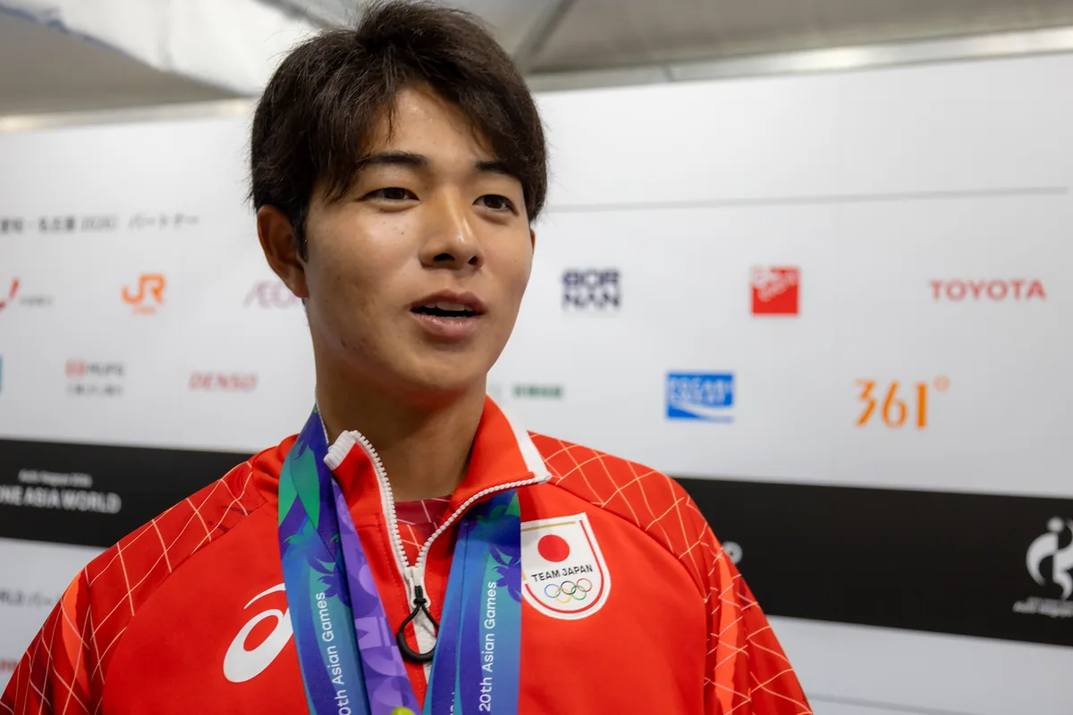 取材に応じるテニスの楠原悠介選手