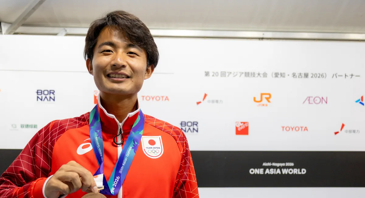 銅メダルを手に取材に応じるテニスの松岡隼選手