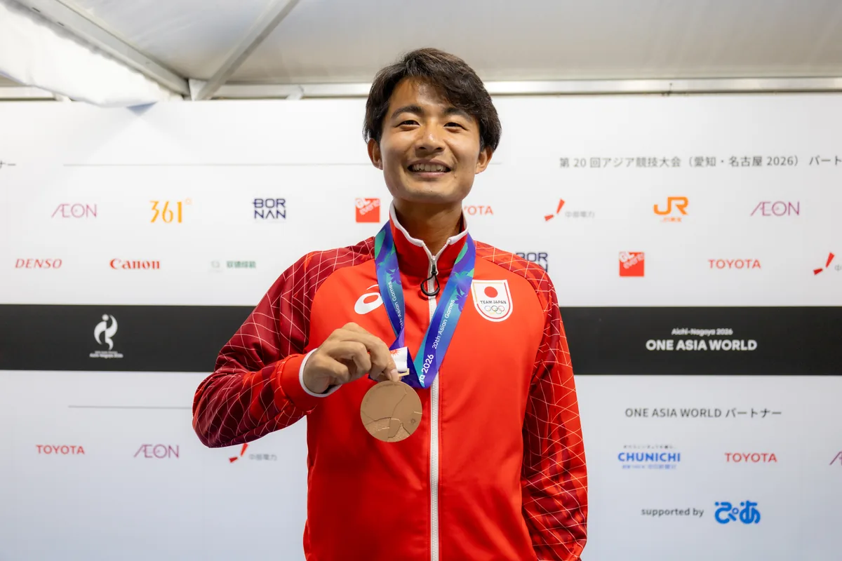 笑顔で取材に応じるテニスの松岡隼選手
