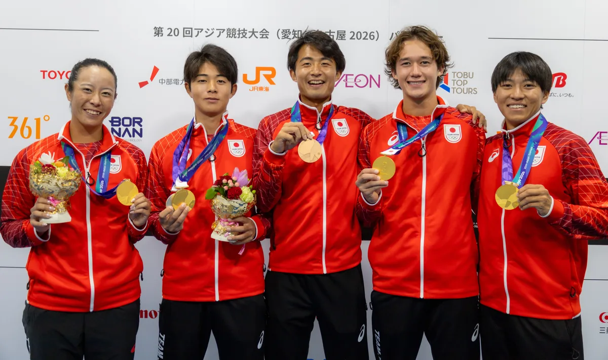 メダルを手に並ぶテニスのメダリスト5人