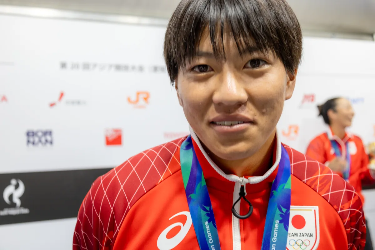 取材に応じるテニスの中川舜祐選手