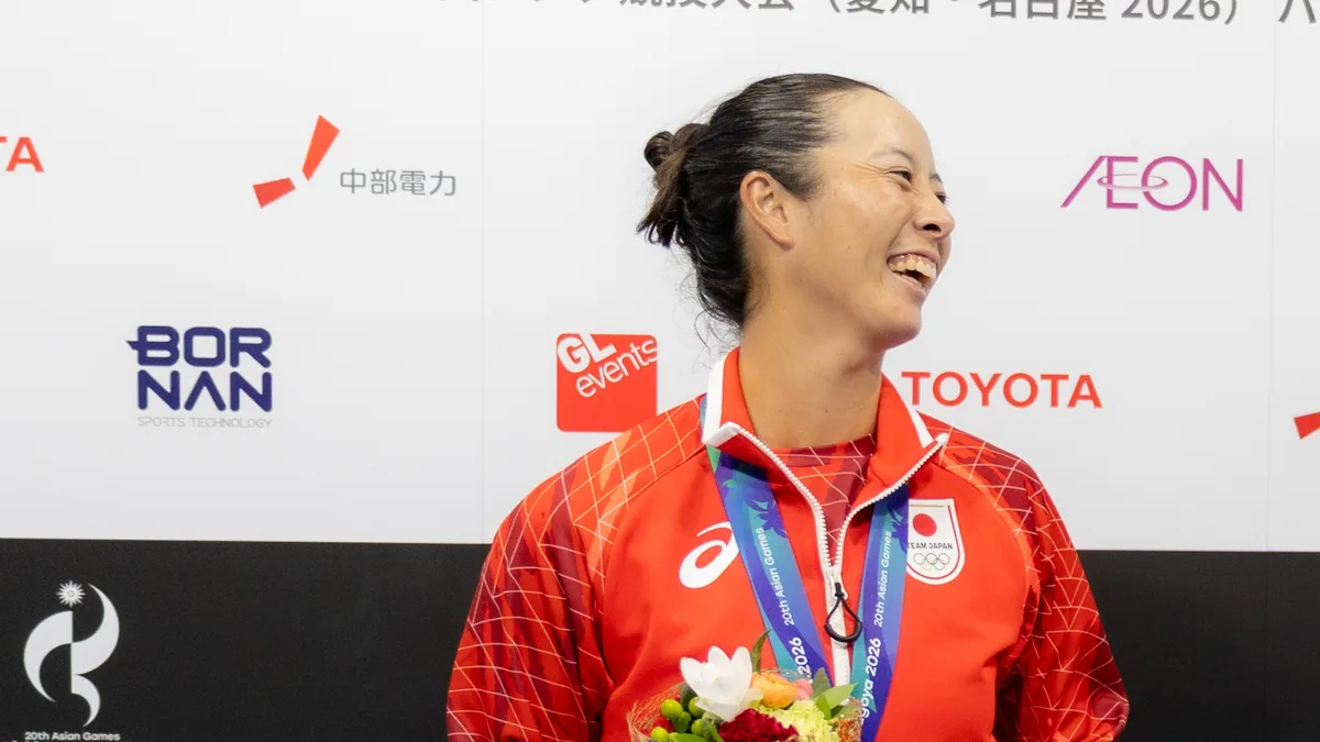 花束を手に笑顔で取材に応じるテニスの柴原瑛菜選手