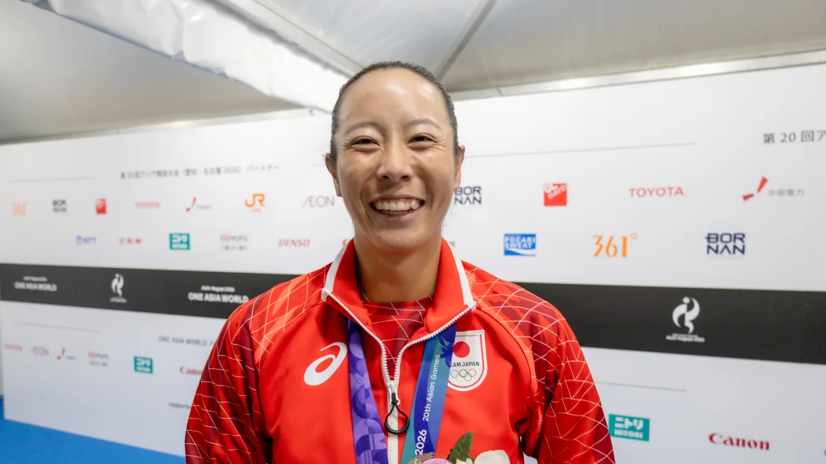 金メダルをかけ、花束を手に笑顔を見せるテニスの柴原瑛菜選手