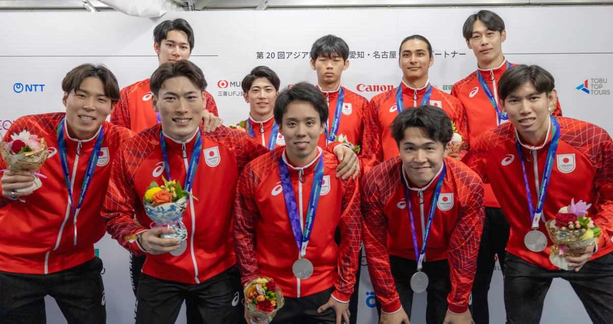 銀メダルを手に並ぶバレーボール男子の日本代表