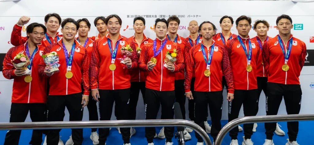 金メダルを手に並ぶ水球男子の日本代表