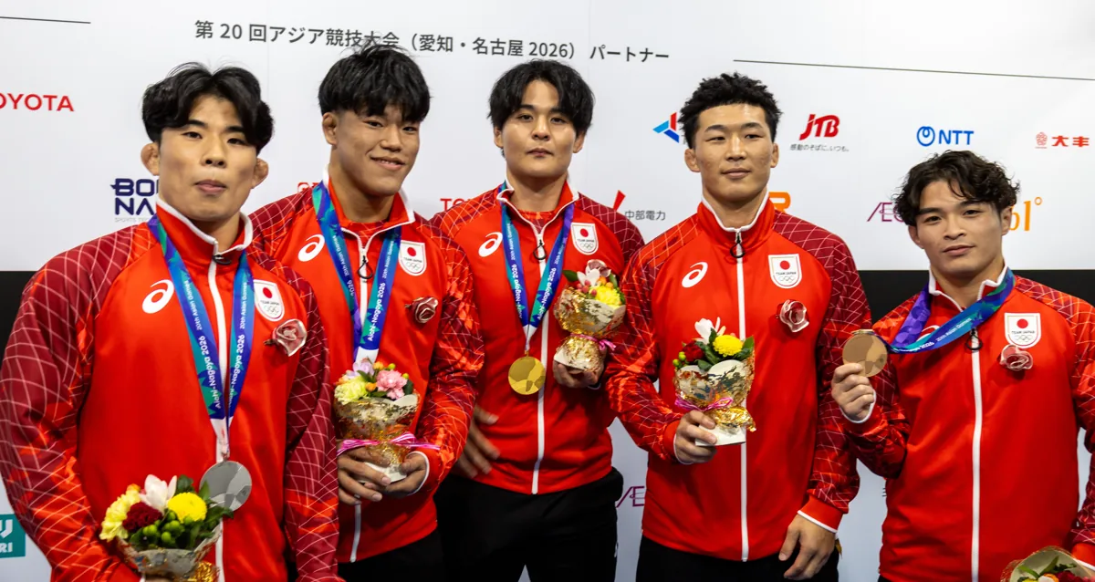 ミックスゾーンで写真に応じるレスリング男子グレコローマンのメダリスト5人