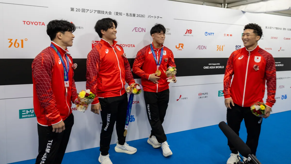 ミックスゾーンで談笑するレスリング男子グレコローマンのメダリストたち