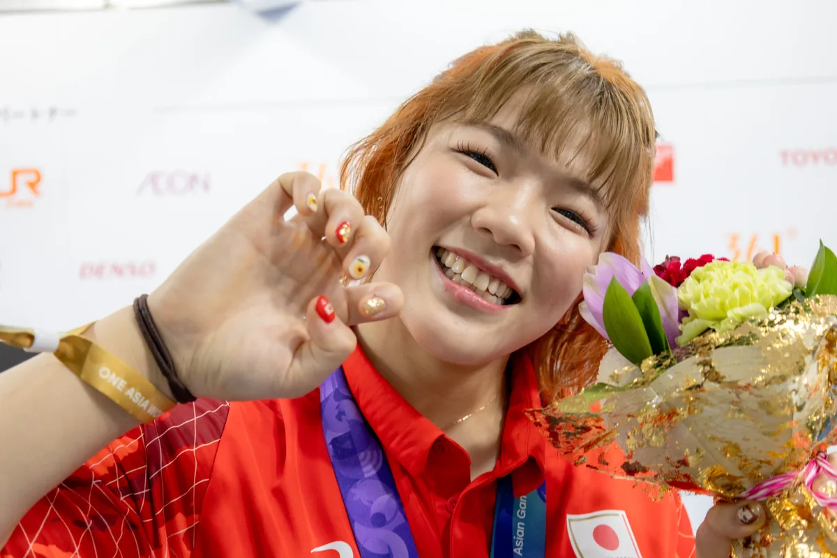 カメラに向かって笑顔を見せるレスリングの鏡優翔選手