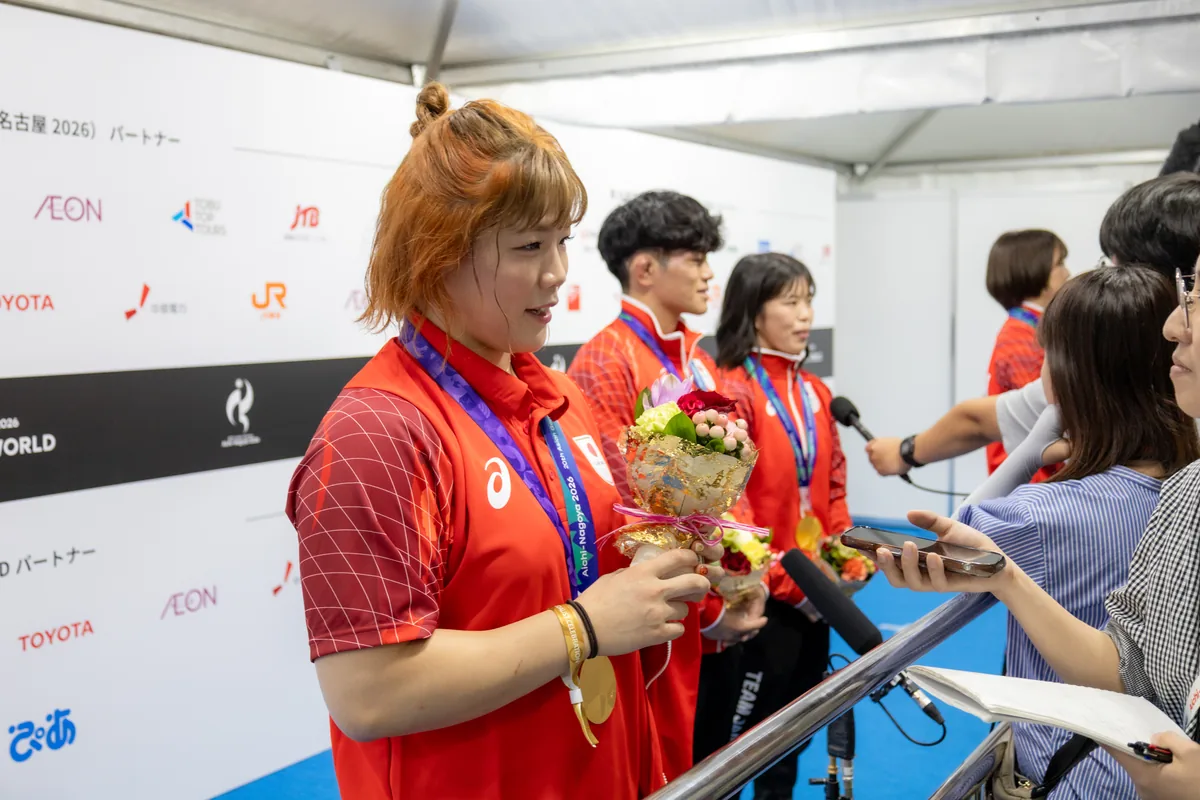 取材に応じるレスリングの鏡優翔選手
