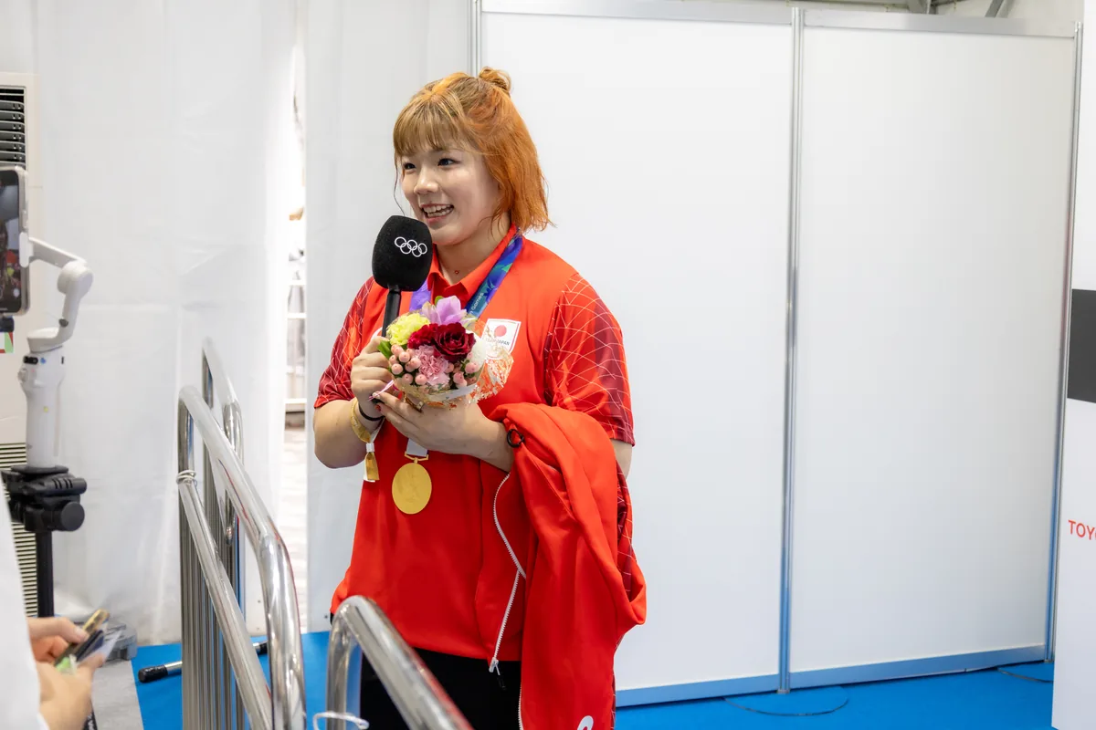 テレビの取材に応じるレスリングの鏡優翔選手