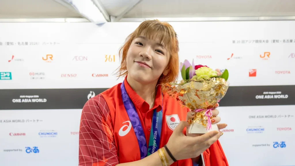 花束を手に笑顔を見せるレスリングの鏡優翔選手