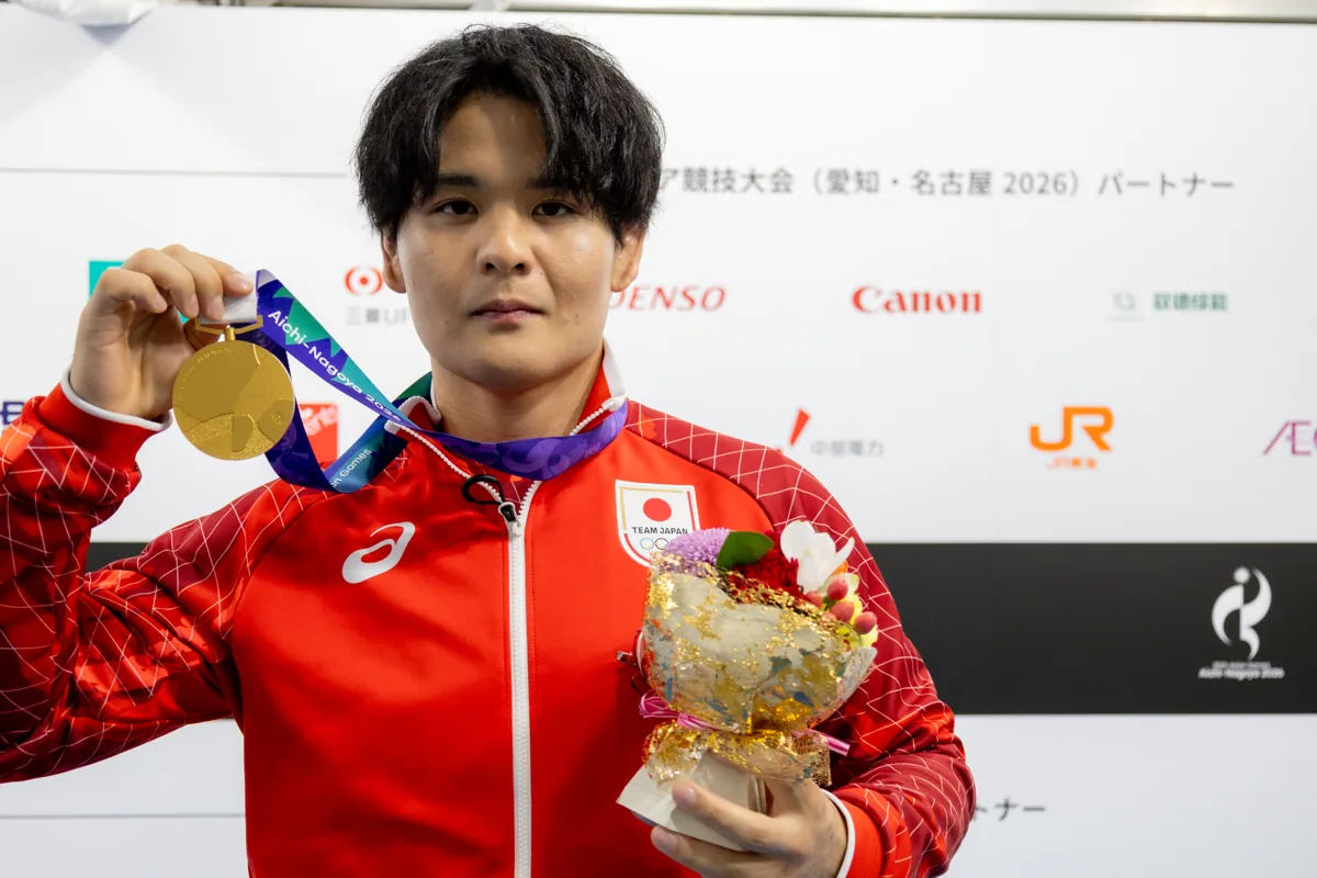 金メダルを掲げる仲里優力選手
