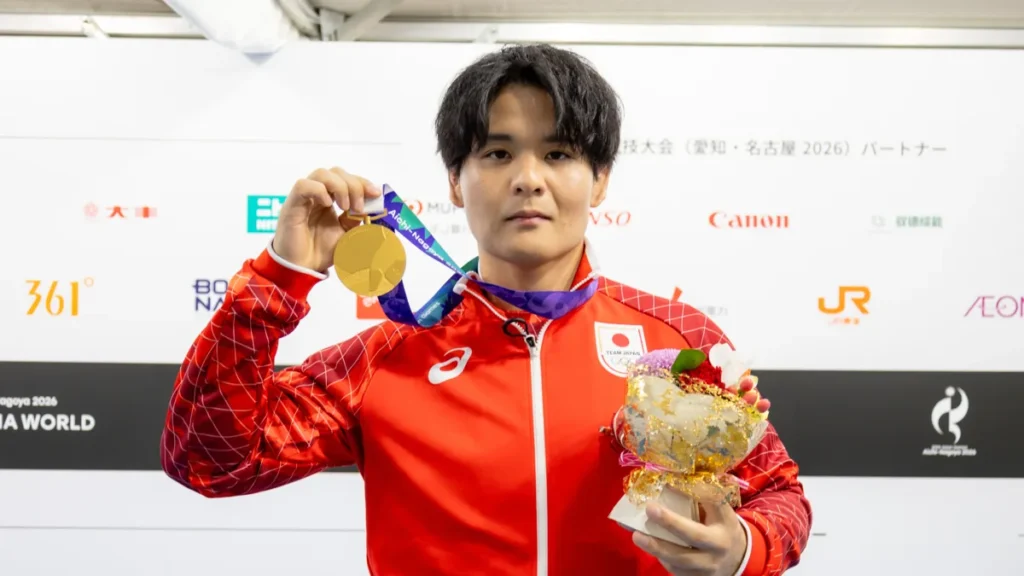 金メダルと花束を手にするレスリングの仲里優力選手