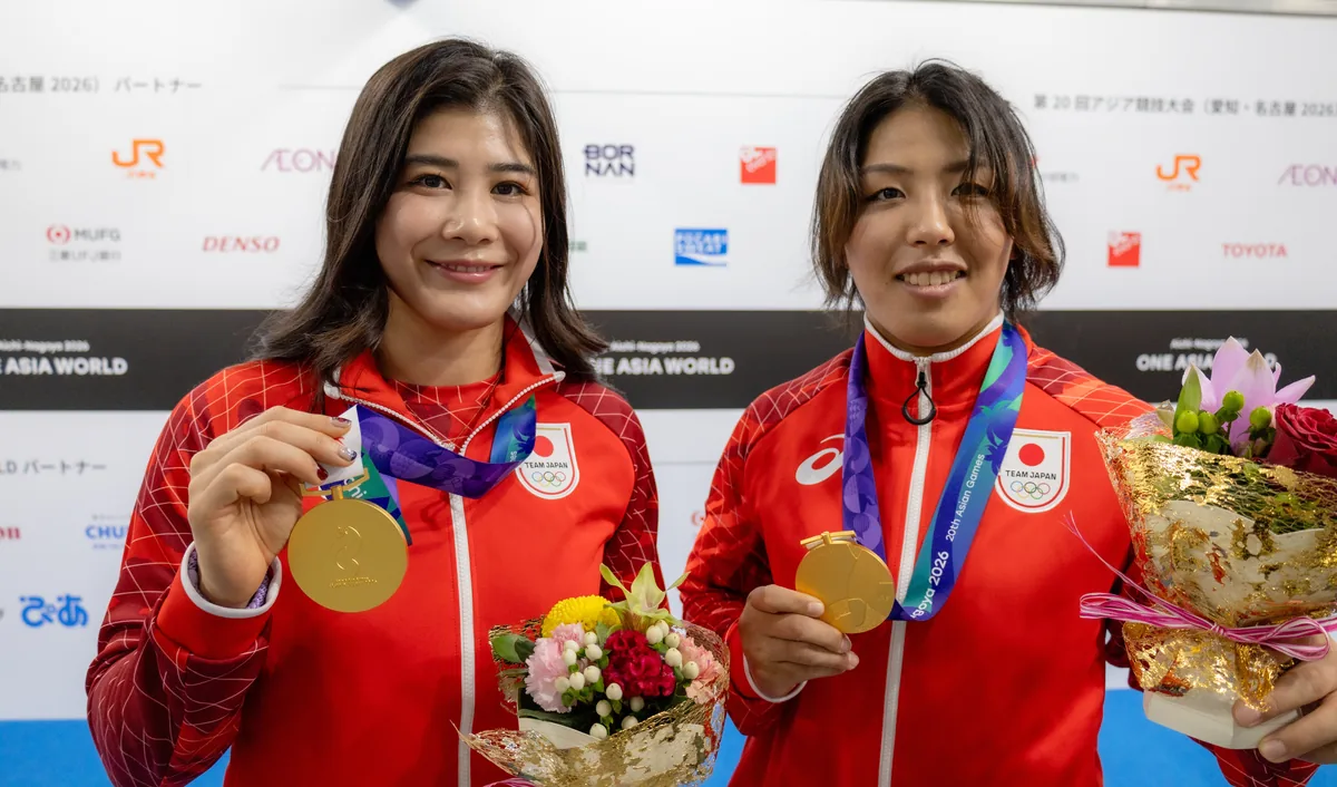 金メダルを手に並ぶ尾﨑野乃香選手(左)と石井亜海選手