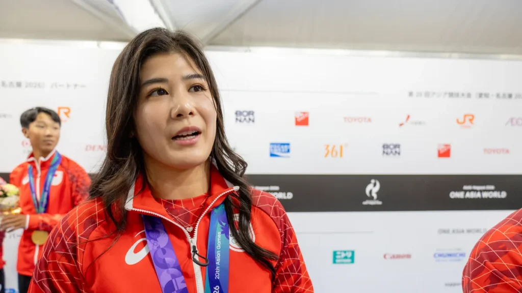 取材に応じるレスリングの尾﨑野乃香選手