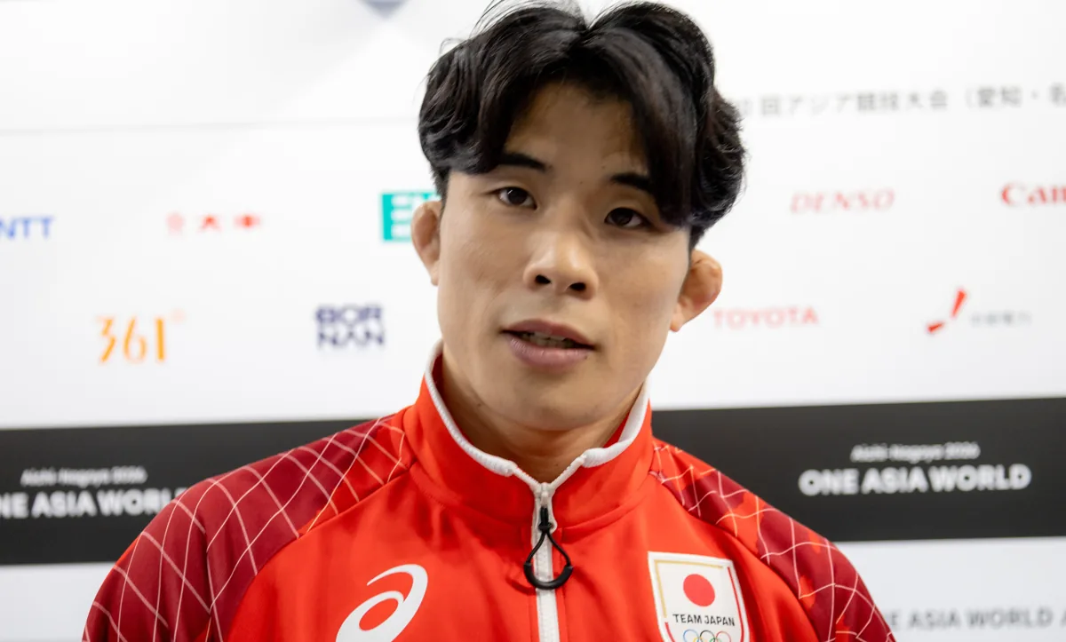囲み取材に答える曽我部京太郎選手