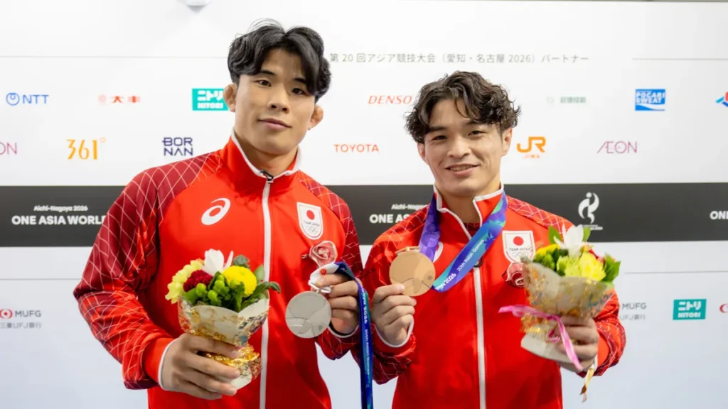 銀メダルを手にする曽我部京太郎選手（左）と銅メダルを手にする鈴木絢大選手