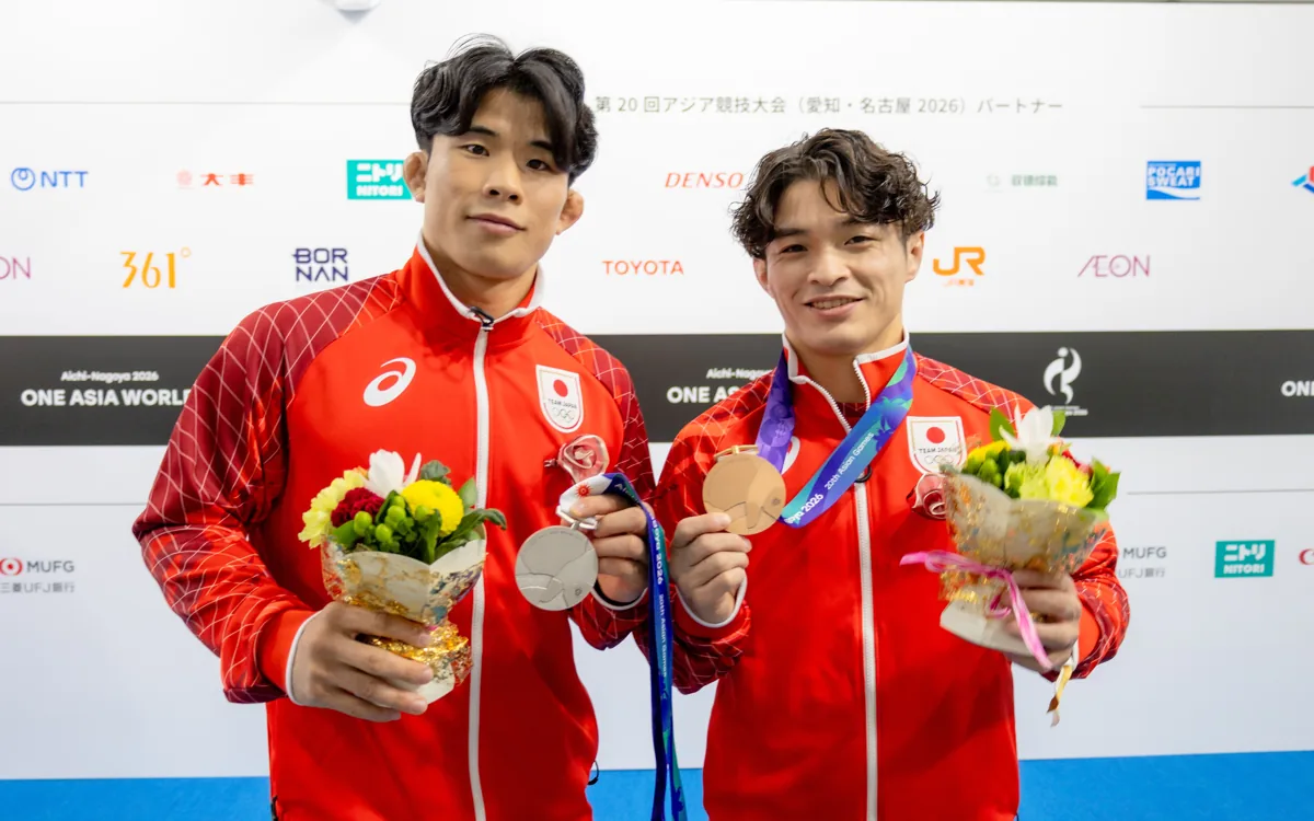 銀メダルを手にする曽我部京太郎選手（左）と銅メダルを手にする鈴木絢大選手
