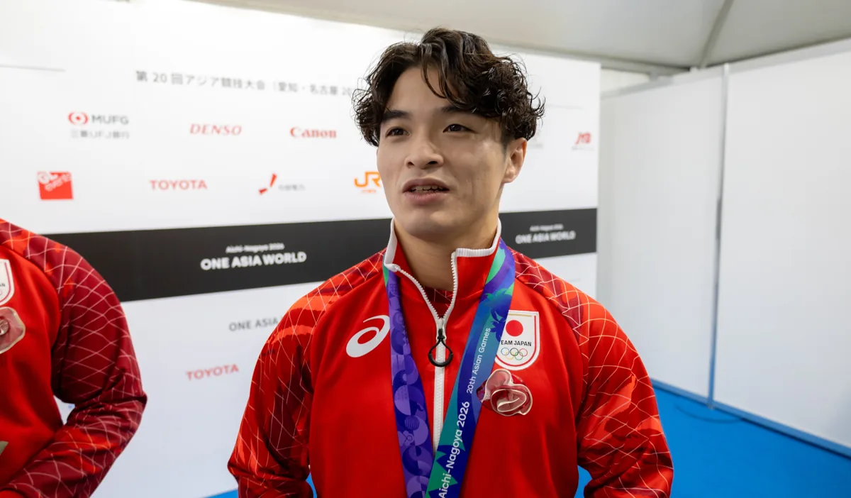 囲み取材に答える鈴木絢大選手