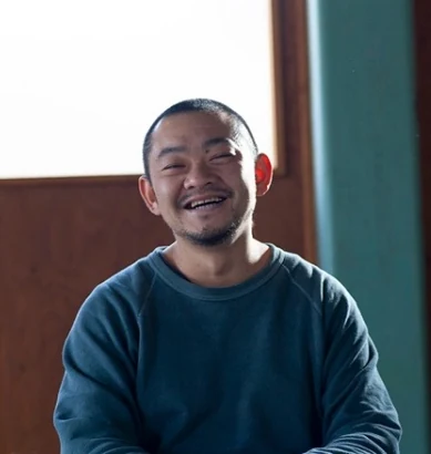 聖火台のデザイン・製作統括・火守り役を務めるデザイナーの高橋孝治さん