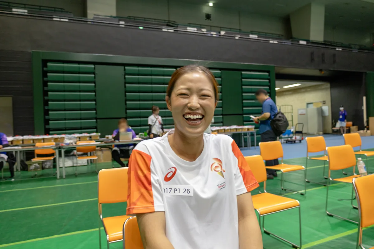 富川悠太さんの話に大笑いする舟阪育枝さん