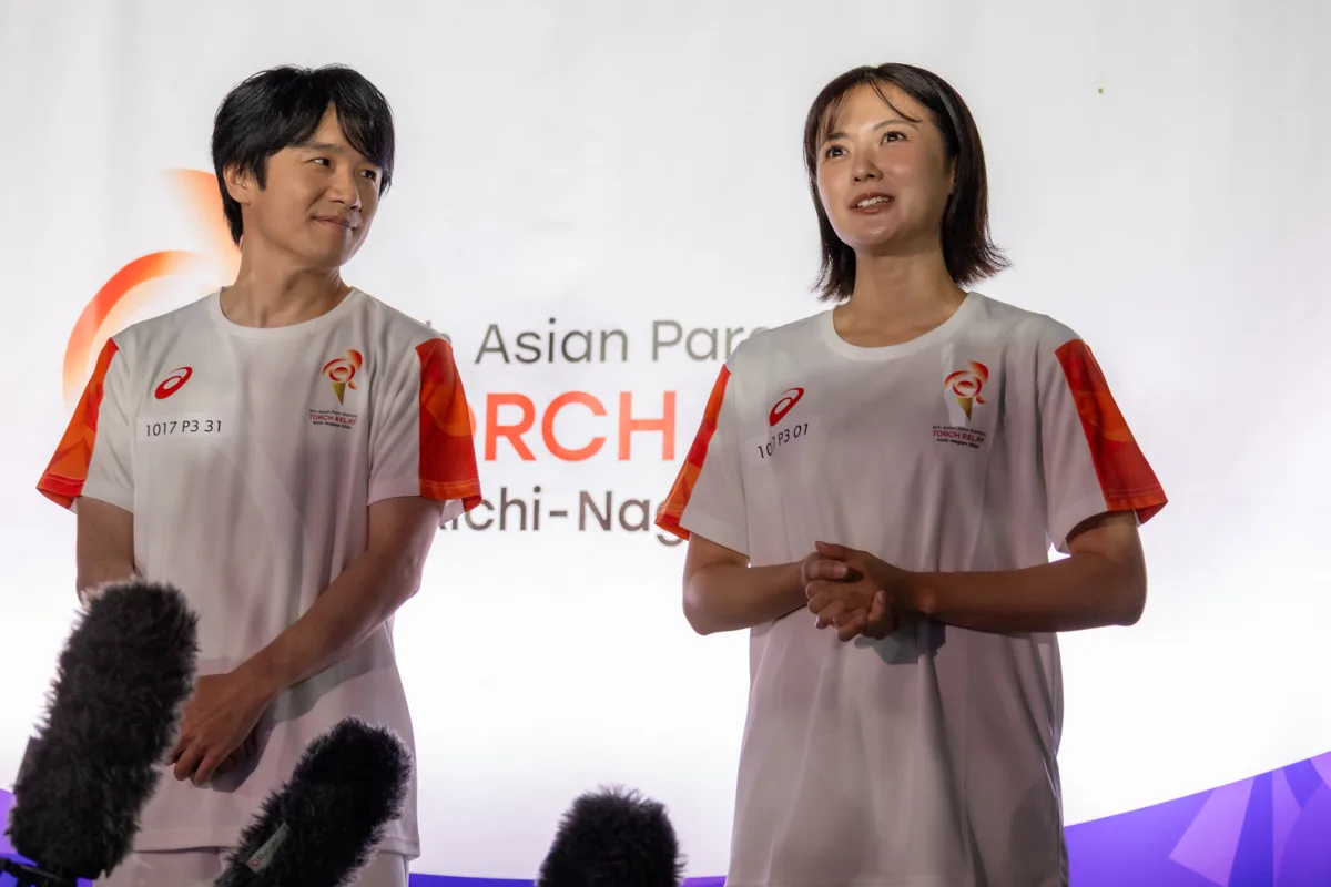 囲み取材に答える風間俊介さんと清水由紀さん