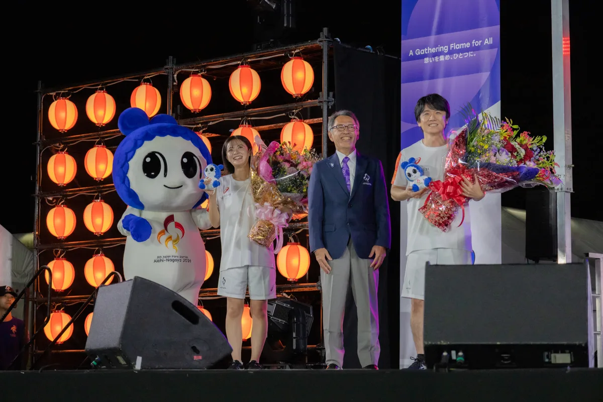 花束を手にした清水由紀さんと風間俊介さん、ウズミンとのフォトセッション