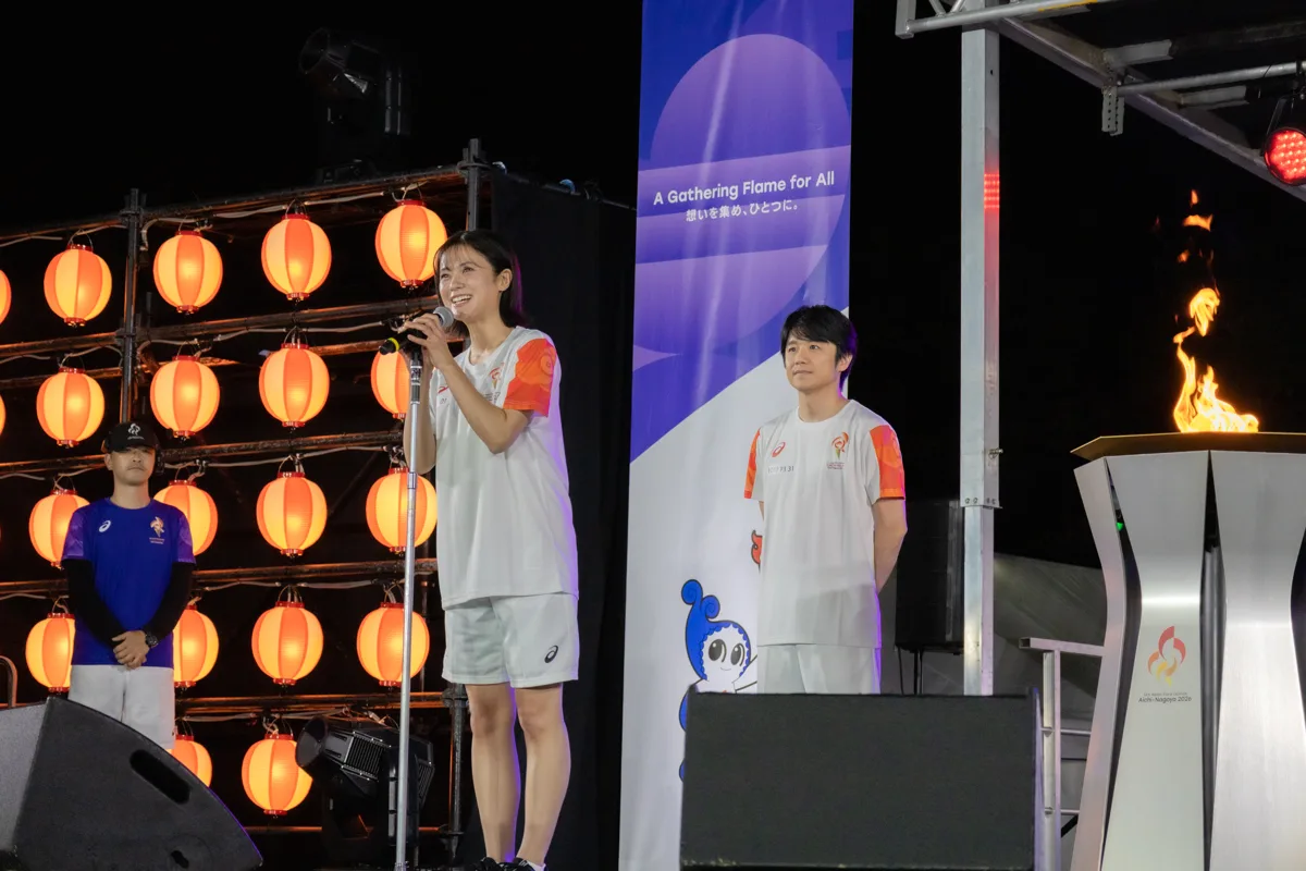ステージであいさつする清水由紀さん
