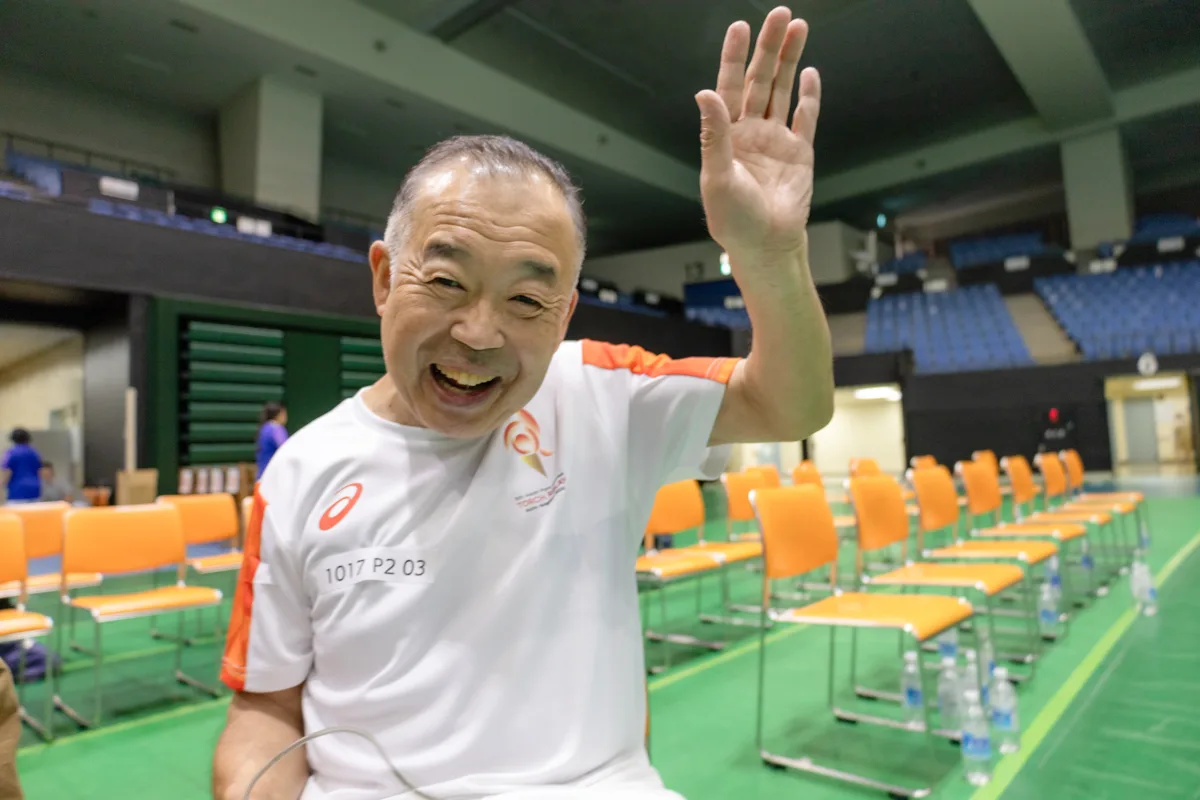手を振る神戸浩さん
