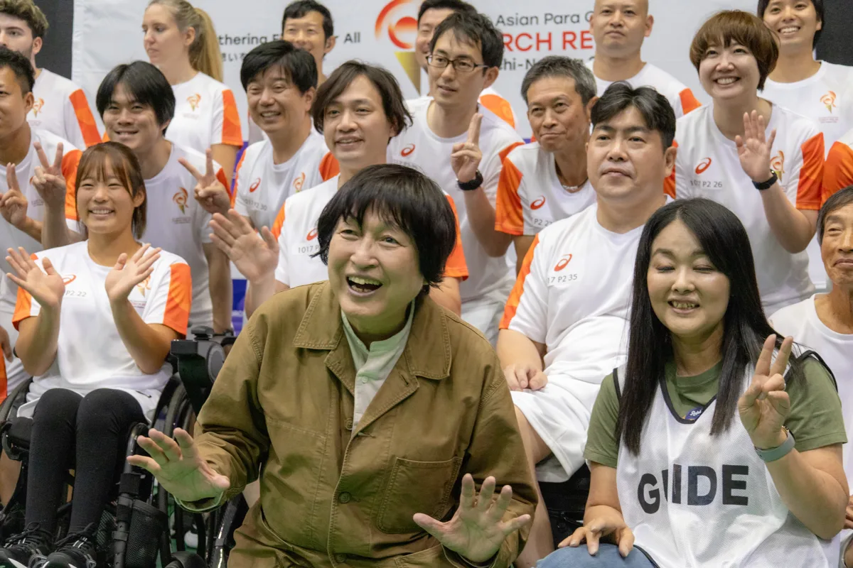 名城公園の聖火リレーを走ったランナーたちと、応援に来たつボイノリオさんの集合写真