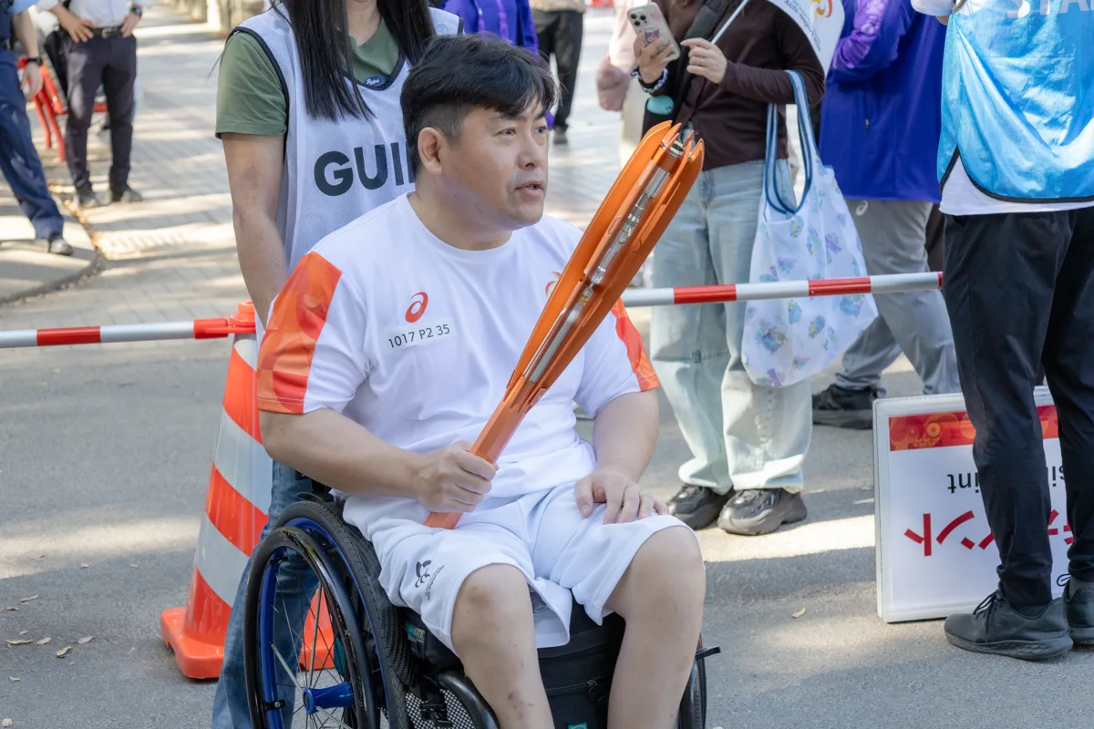 トーチを手に名城公園を走る大堂秀樹さん
