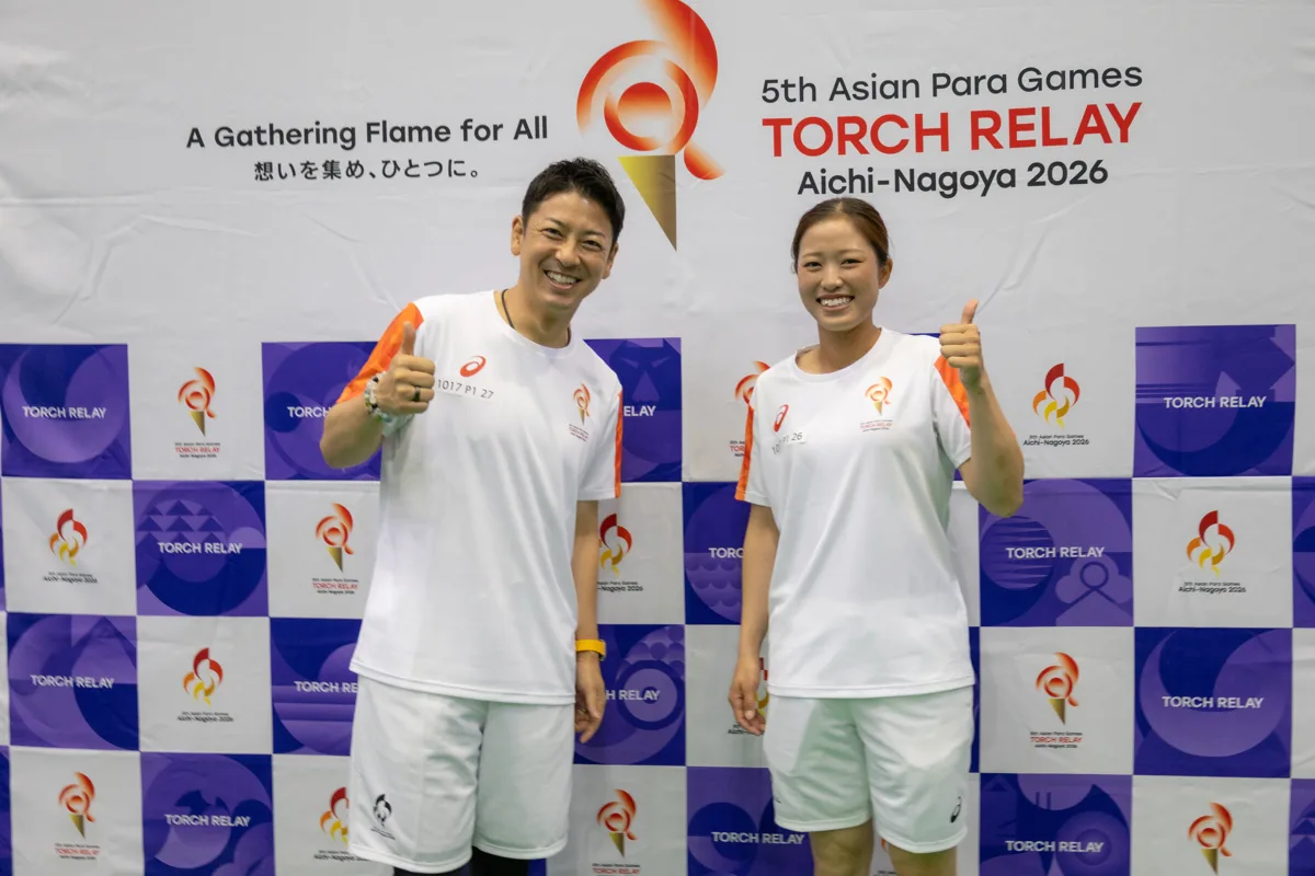 親指を立ててポーズをとる富川悠太さんと舟阪育枝さん
