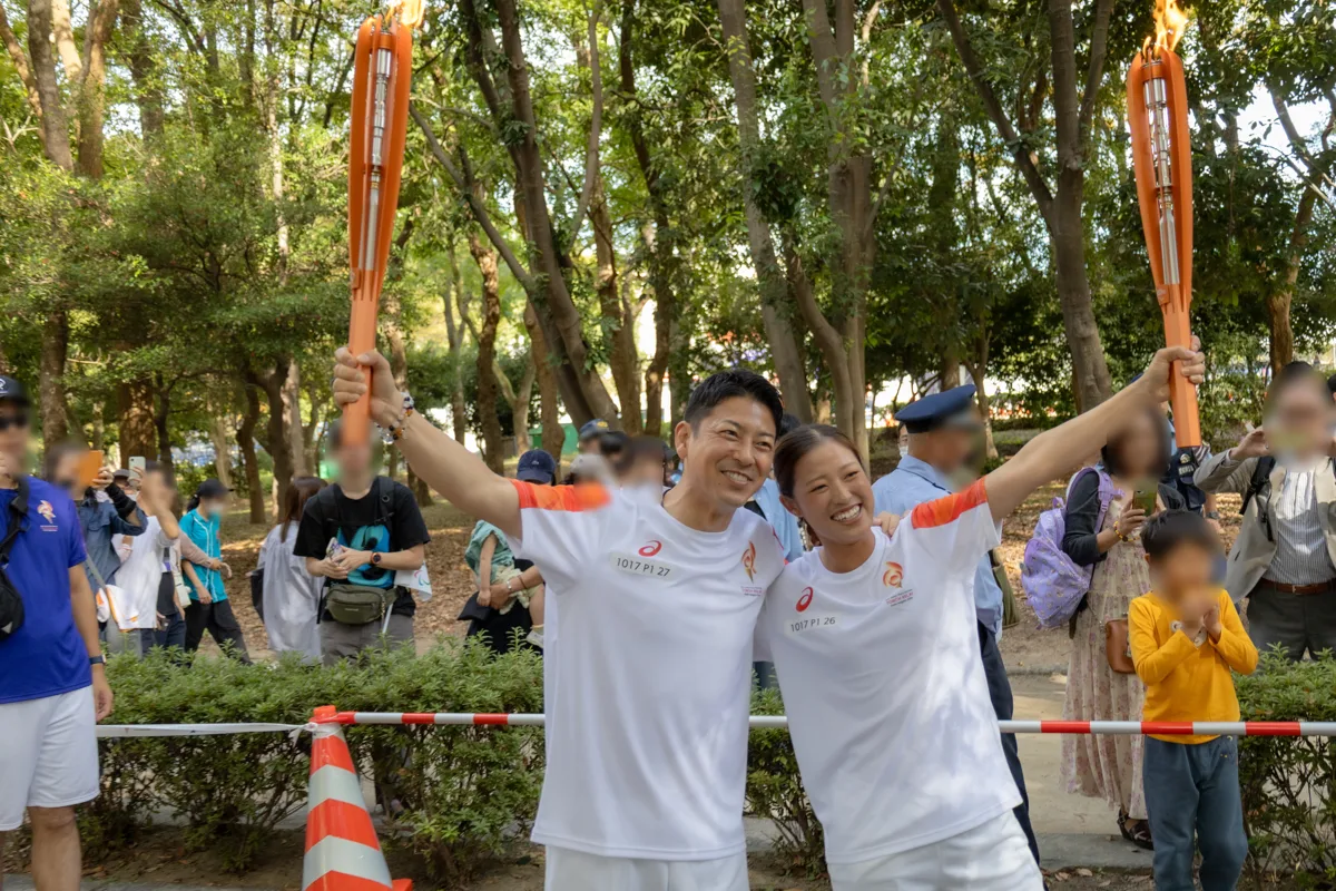 ゴールのあと、2本のトーチを掲げる富川悠太さんと舟阪育枝さん