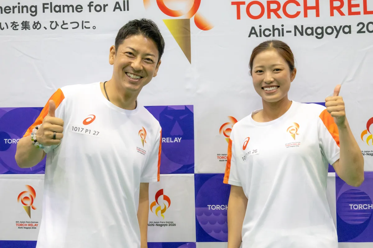 富川悠太さんと舟阪育枝さん(名城公園の聖火リレーを走ったあと)