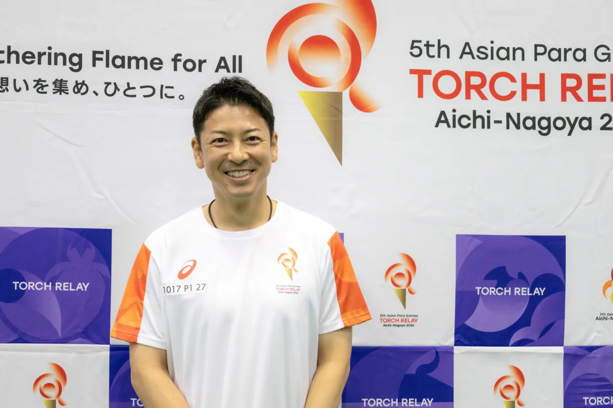 インタビューに答える富川悠太さん