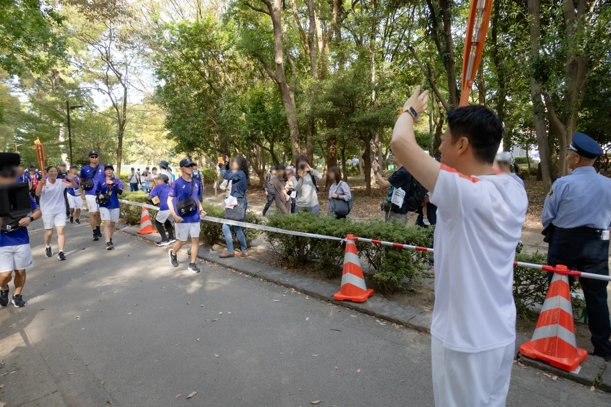 沿道に手を振りながら走る富川悠太さん