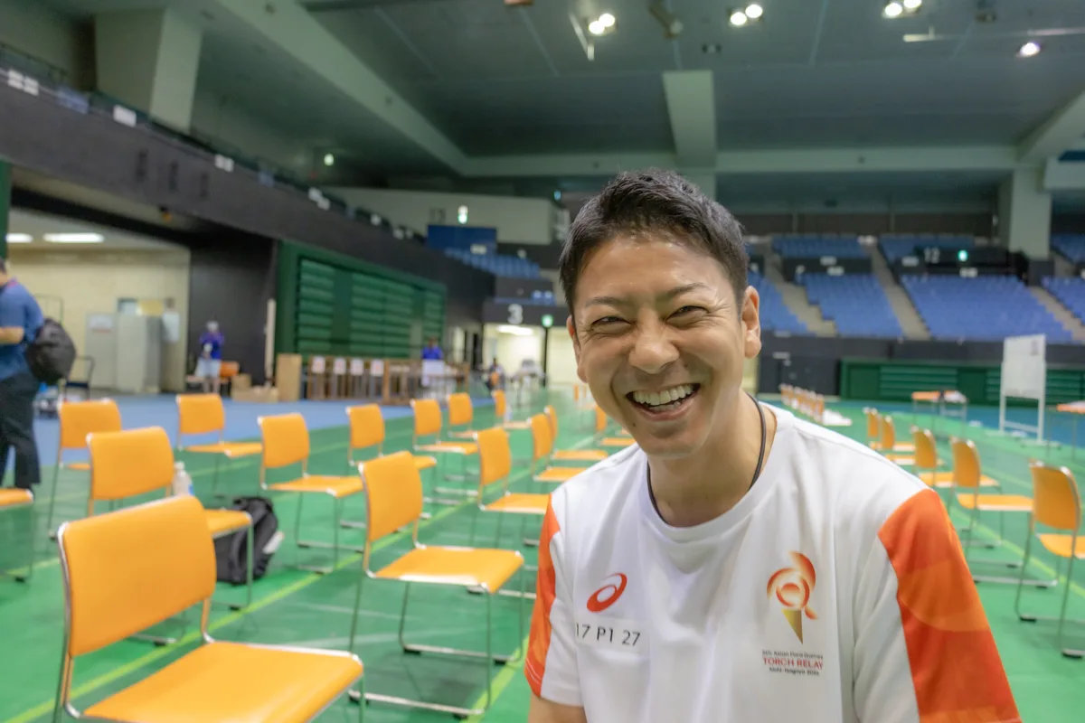 舟阪育枝さんの笑顔につられて笑う富川悠太さん