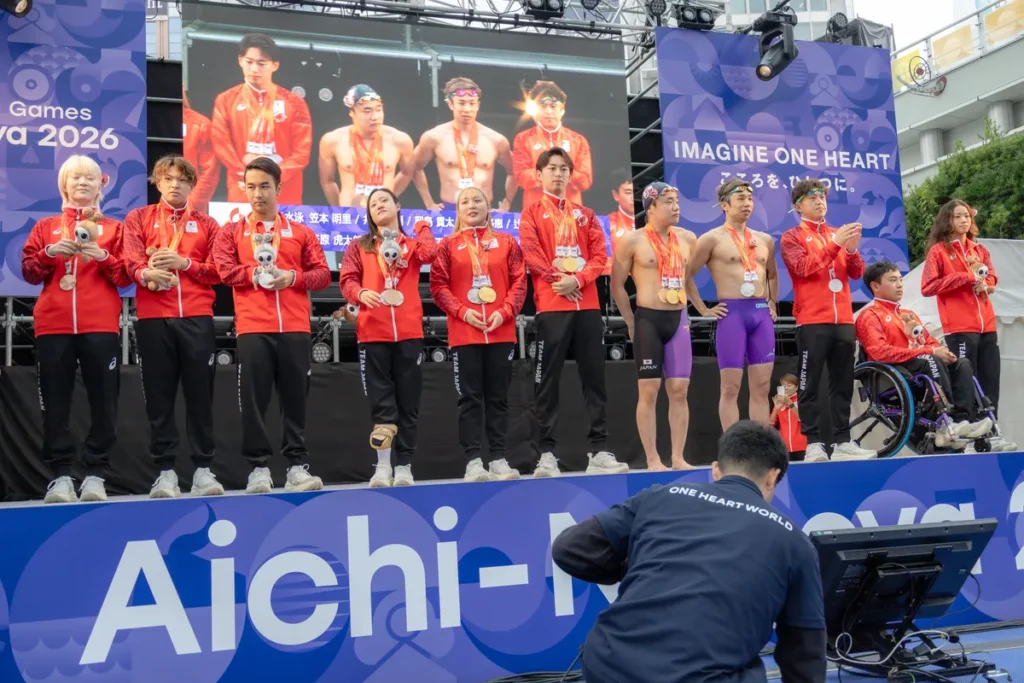 ONE HEART WORLDの最後のアスリートセレブレーション、1組目のステージに並ぶパラ水泳の日本代表11人