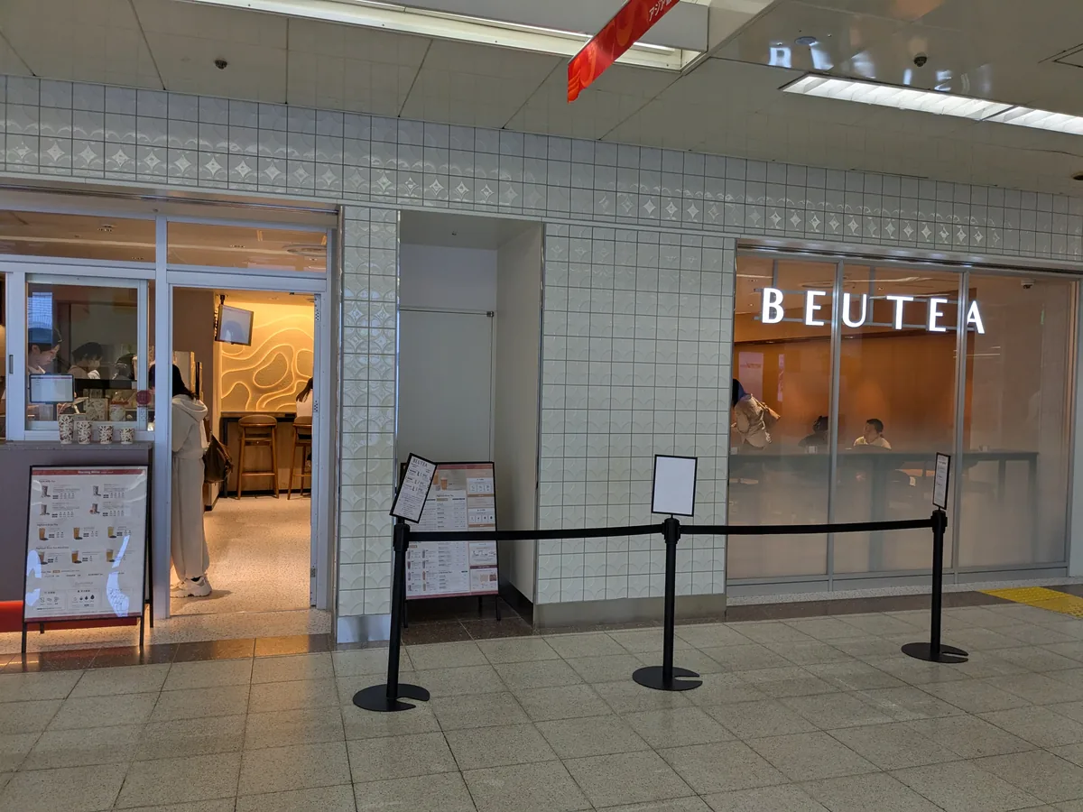 名駅地下街メイチカにあるBEUTEA MEICHIKA店の外観。入口には行列用のポールが並ぶ