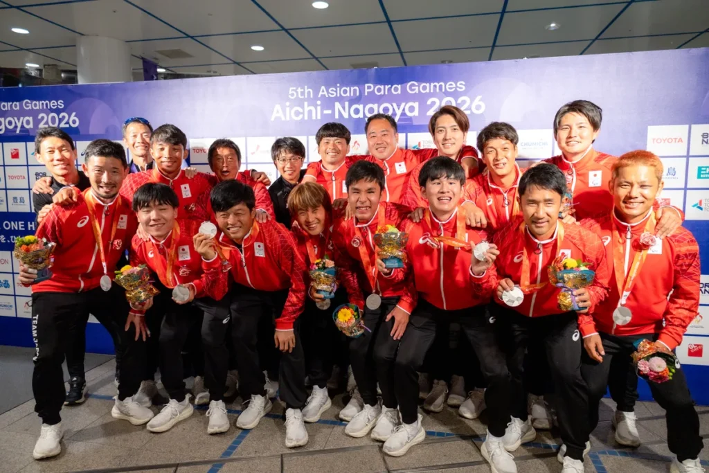銀メダルを手に並ぶブラインドフットボール男子日本代表