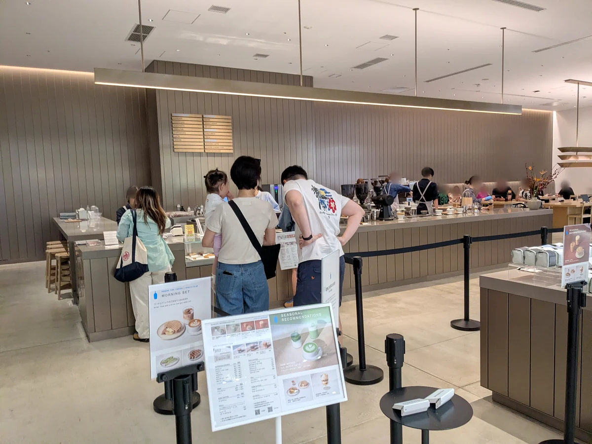 ブルーボトルコーヒー 名古屋ゲートタワーモールカフェの注文カウンター。手前にモーニングセットと季節のおすすめの案内